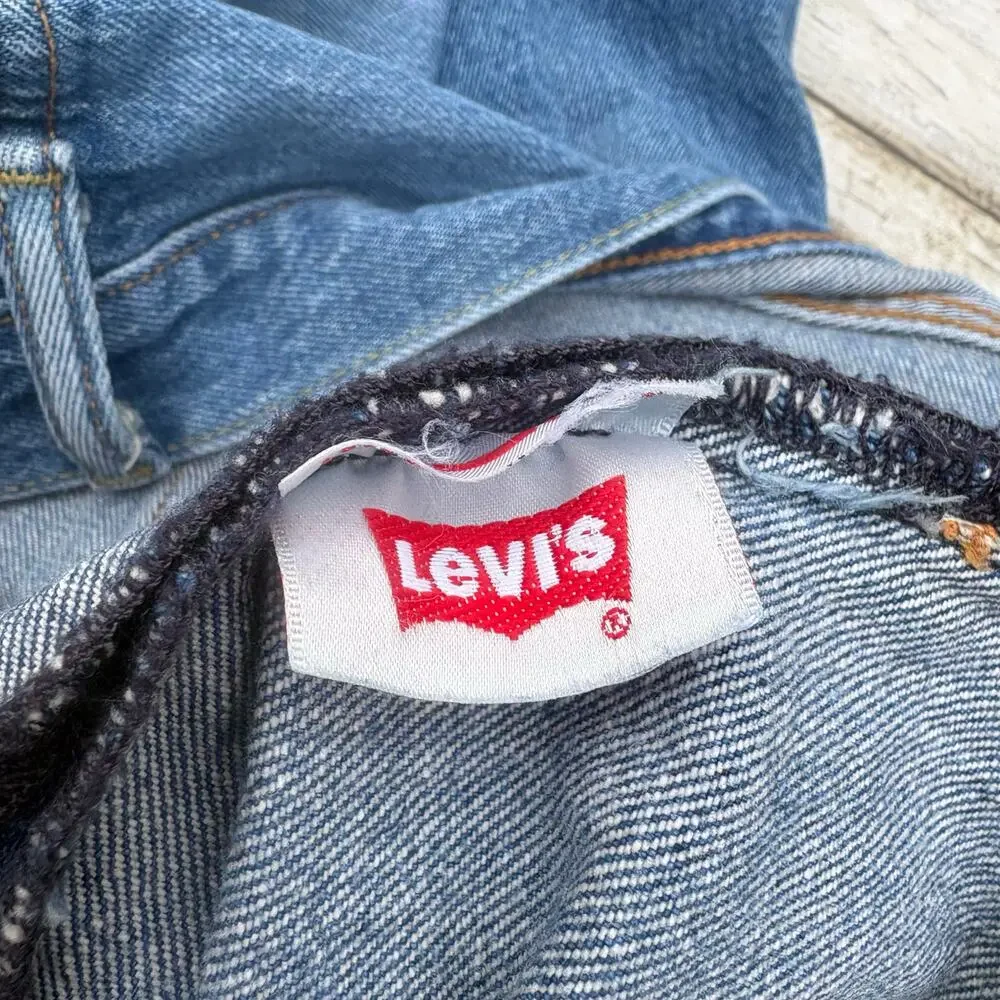 Levi’s‎ Jeans 501 33 x 34 Med Wash Button Fly Classic Casual Normcore Americana